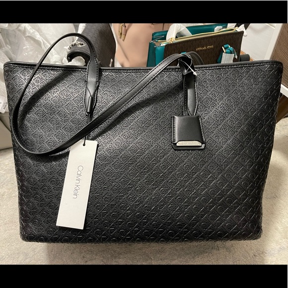 NWT Calvin Klein Large Monogram Logo Print Pebbled Leather Tote Bag In Black - Picture 3 of 8